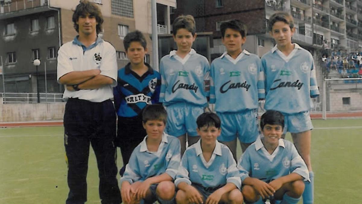 Xabi Alonso (fila inferior, izquierda) y Mikel Arteta (fila inferior, derecha) fueron compañeros de equipo en el Antiguoko.