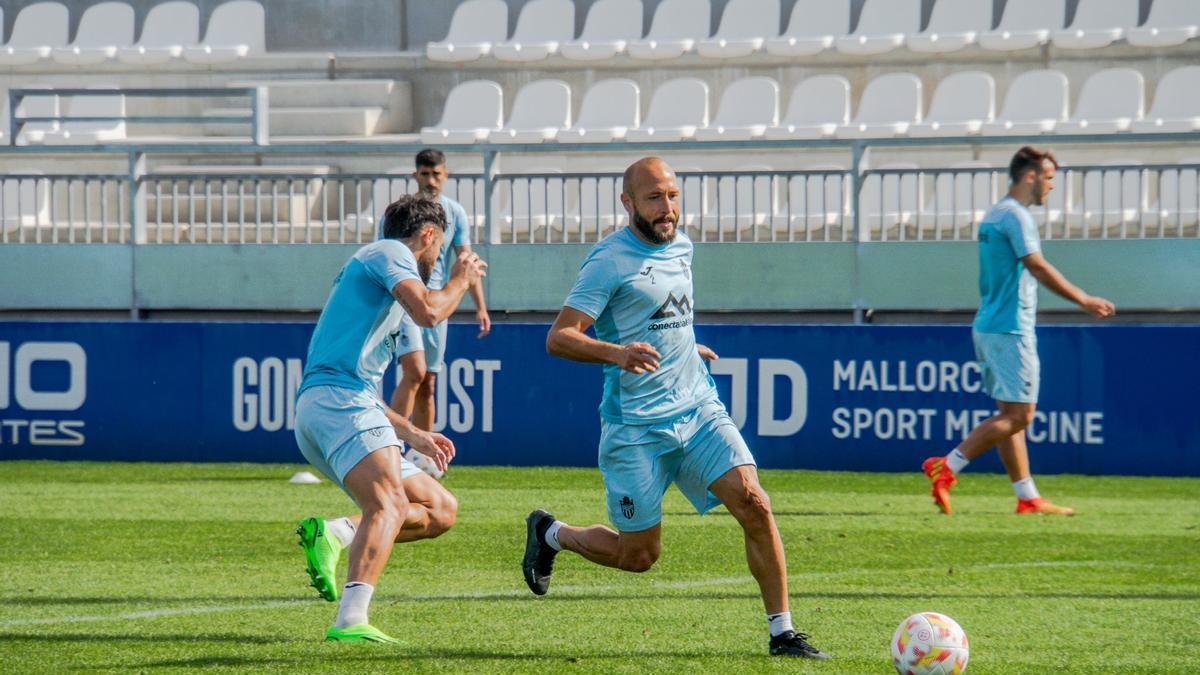 Laure conduce el balón durante un entrenamiento en el Estadi Balear.