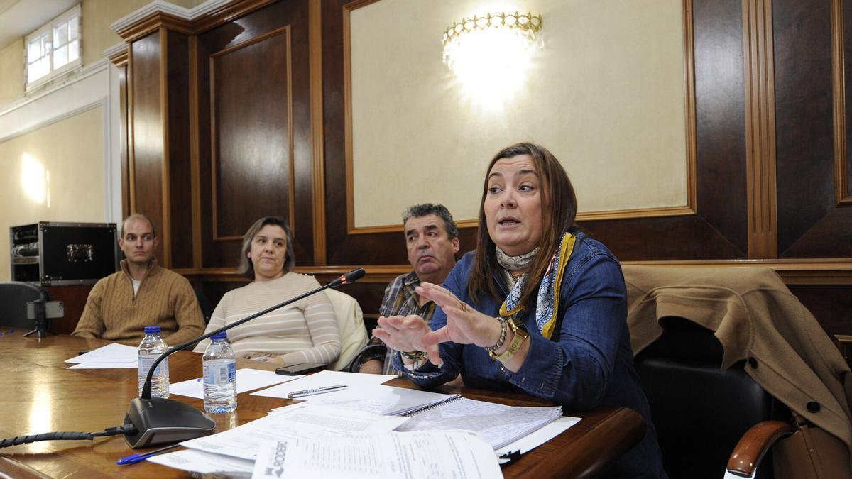 La portavoz del PP de Rodeiro, Cati Somoza, junto a sus compañeros, en un pleno.