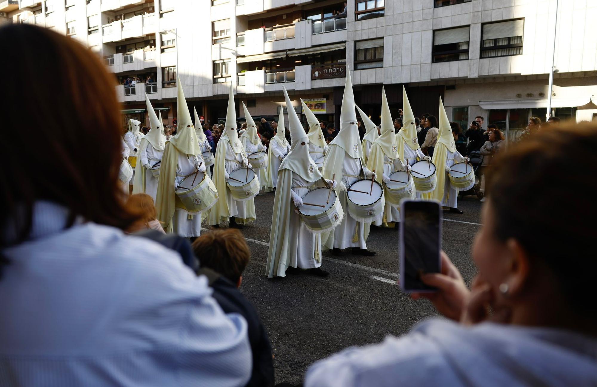 En imágenes | La Cofradía de la Institución de la Sagrada Eucaristía recorre las calles de Zaragoza el Jueves Santo