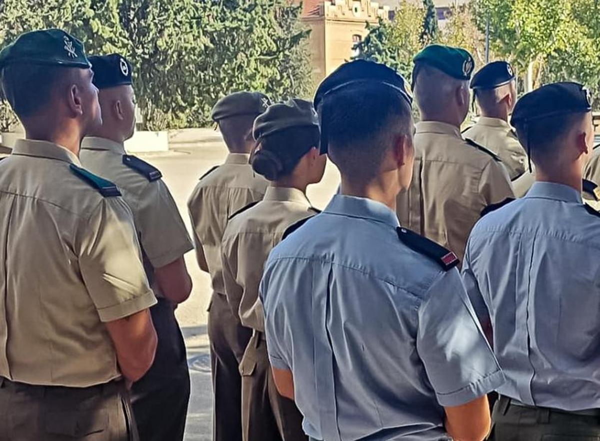 UNIFORMES MILITARES - Especialistas, vestimos a Profesionales Militares y  Cine Bélico 