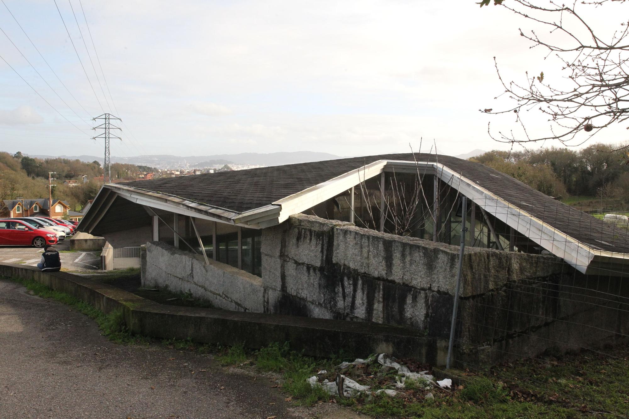 'A Balea' de Cangas: la millonaria piscina municipal se cae a cachos