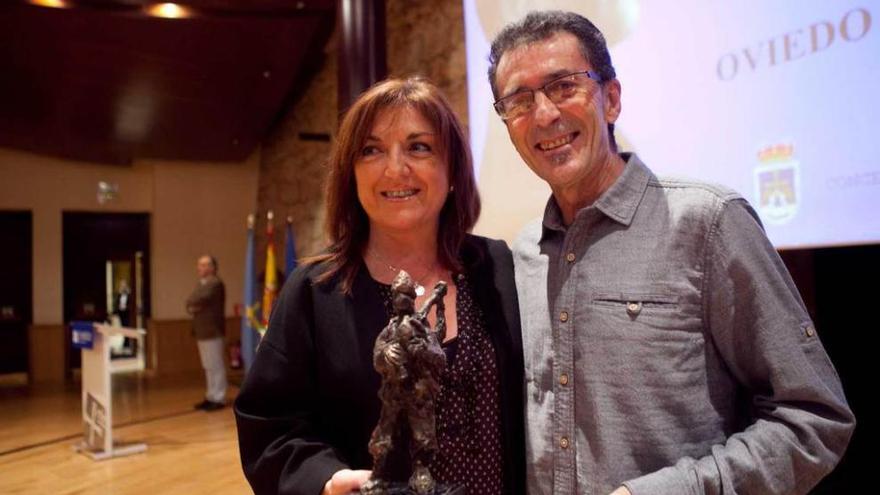 La concejala Belén Fernández Acevedo entrega el premio &quot;Martínez Torner&quot; a Xuacu Amieva.
