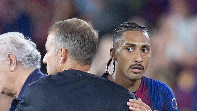 Raphinha, felicitat per Flick, després de ser substituït dilluns contra el Rayo. | JORDI COTRINA