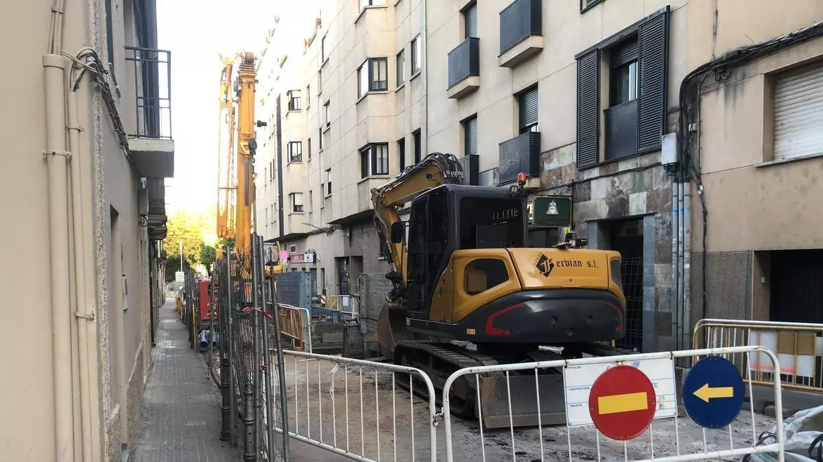 Dos años patas arriba: vecinos y empresarios de Camino Llano y su entorno, castigados por las obras