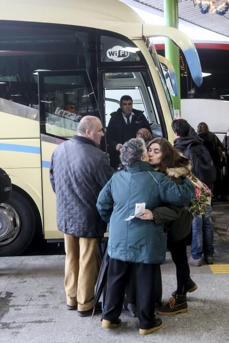 Colas en la estación de Oviedo para coger los autobuses a Madrid una vez se restableció el tráfico