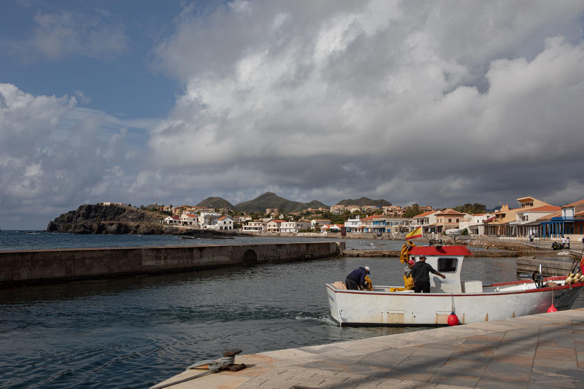 Voluntarios retiran basura de los fondos marinos del litoral