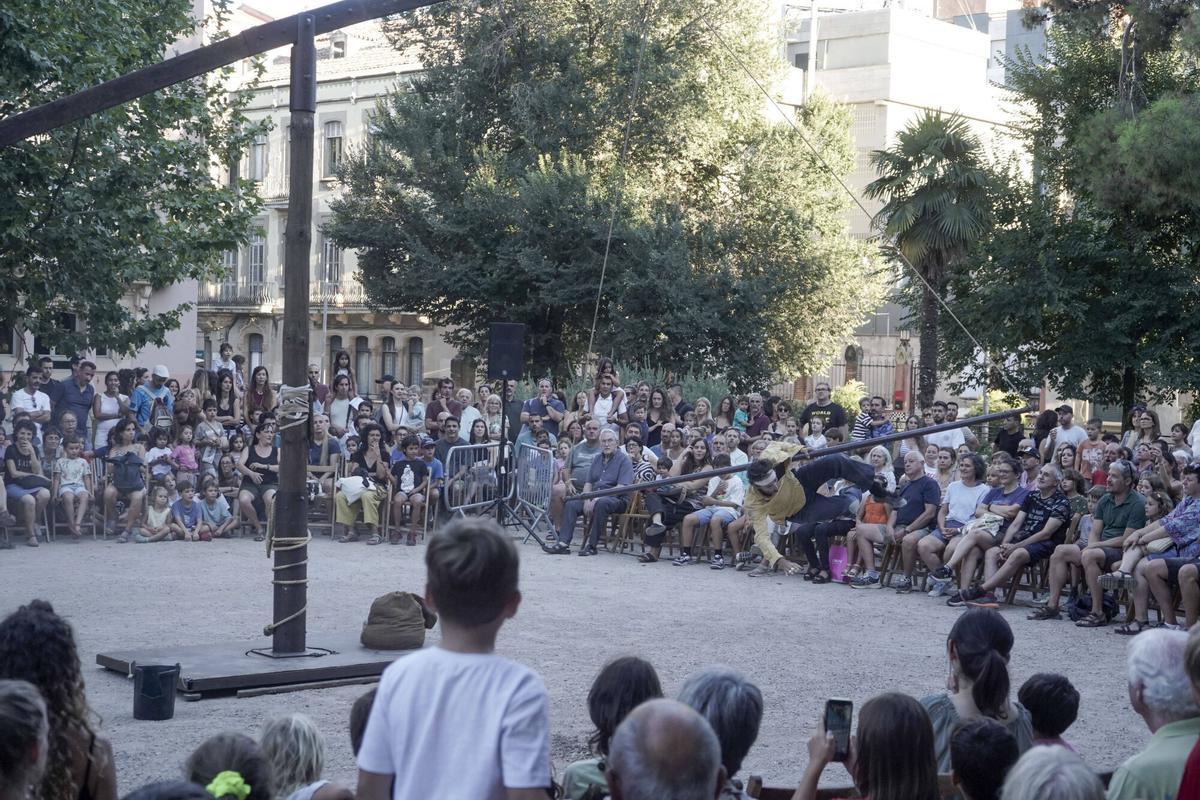 L'espectacle "Mira't" als Jardins del Casino de Manresa L'espectacle "Mira't" als Jardins del Casino de Manresa