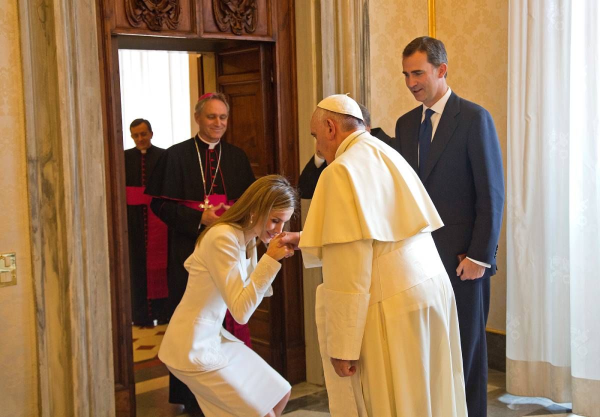 REINA LETIZIA REVERENCIA PAPA | El gesto que la reina Letizia ha repetido  con el nuevo Papa y que no tiene con nadie más