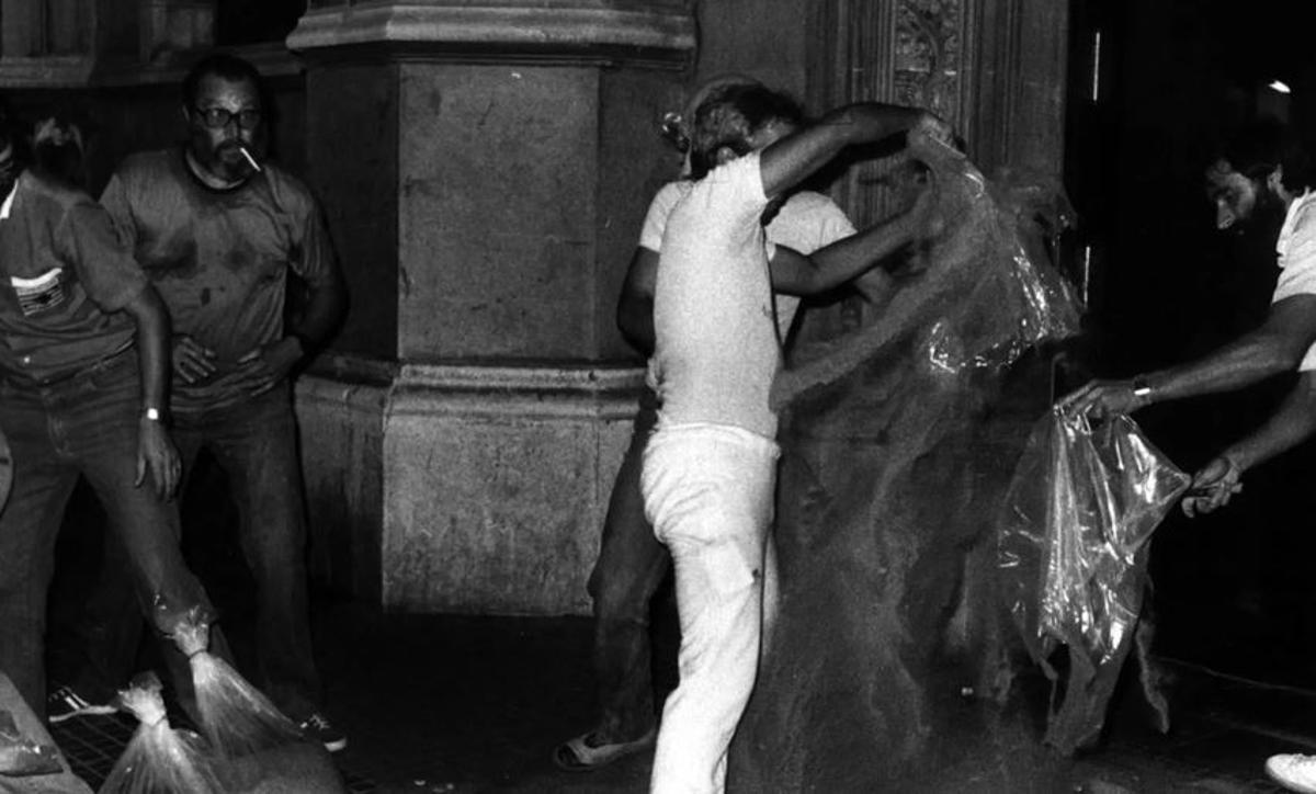 Bei den Protesten 1983 kippten Aktivisten Sand vor den Regierungssitz in Palma