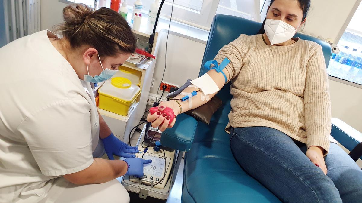 Una mujer dona sangre en el hospital Nicolás Peña, en Vigo, en una imagen de archivo.