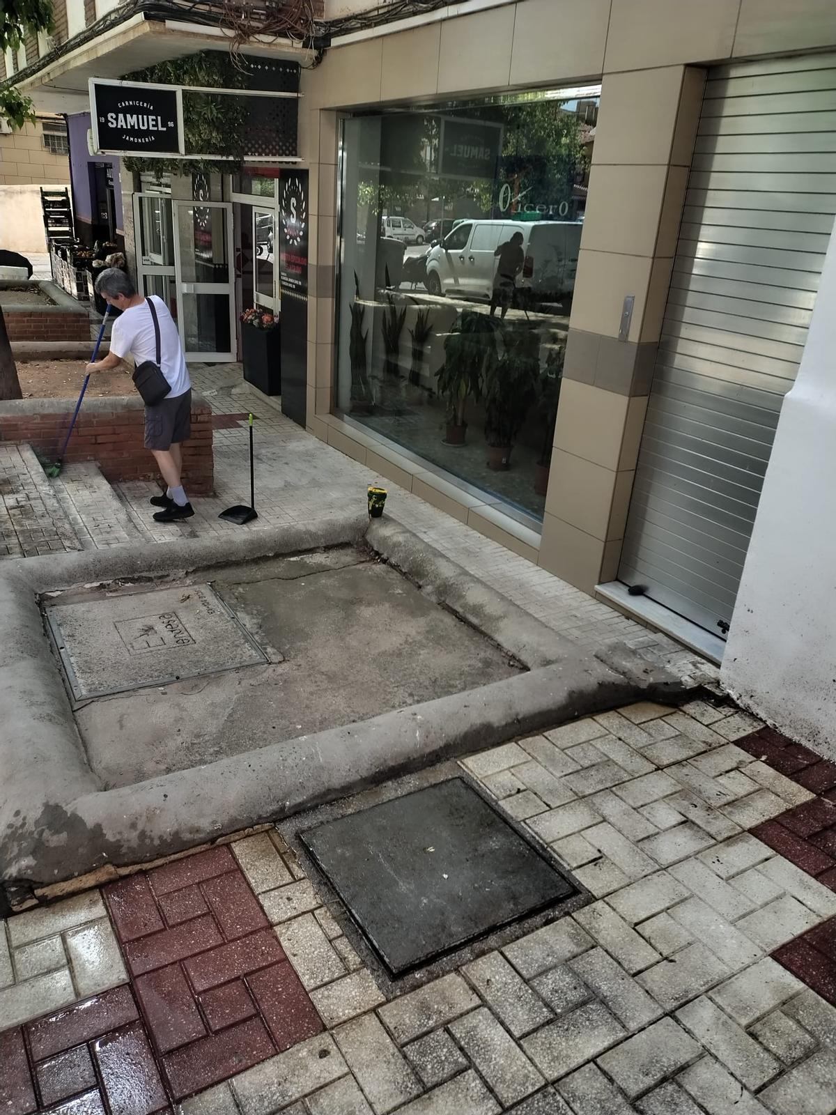 Imagen de la limpieza vecinal de una calle de Victoria Eugenia, este martes.