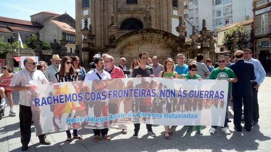 Manifestantes con una pancarta en la Plaza de A Peregrina. // Rafa Vázquez