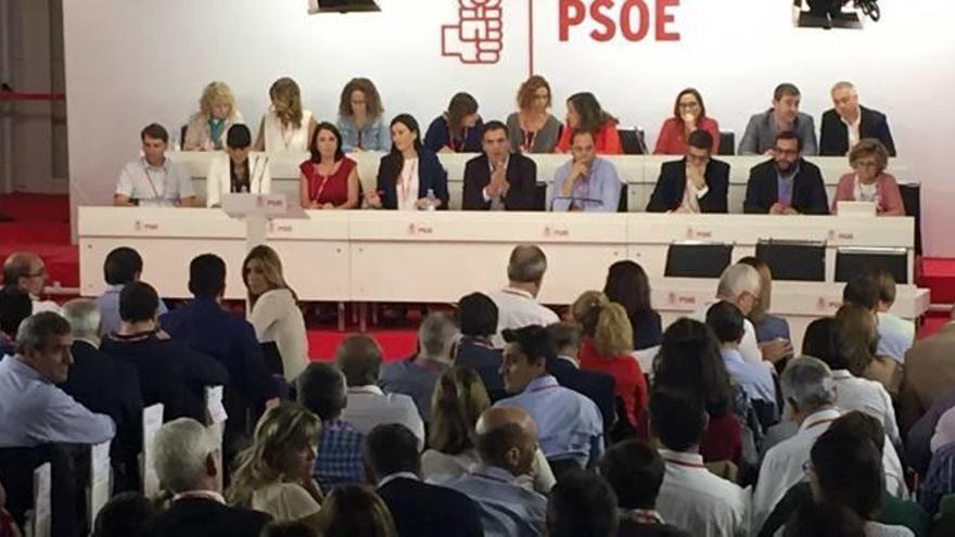 El hasta ayer líder del PSOE, Pedro Sánchez, se dirige al comité federal junto a la consellera de Sanidad, Carmen Montón.