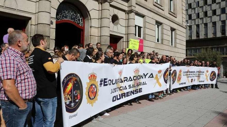 Los agentes se manifestaron frente a la Sudelegación. // Jesús Regal