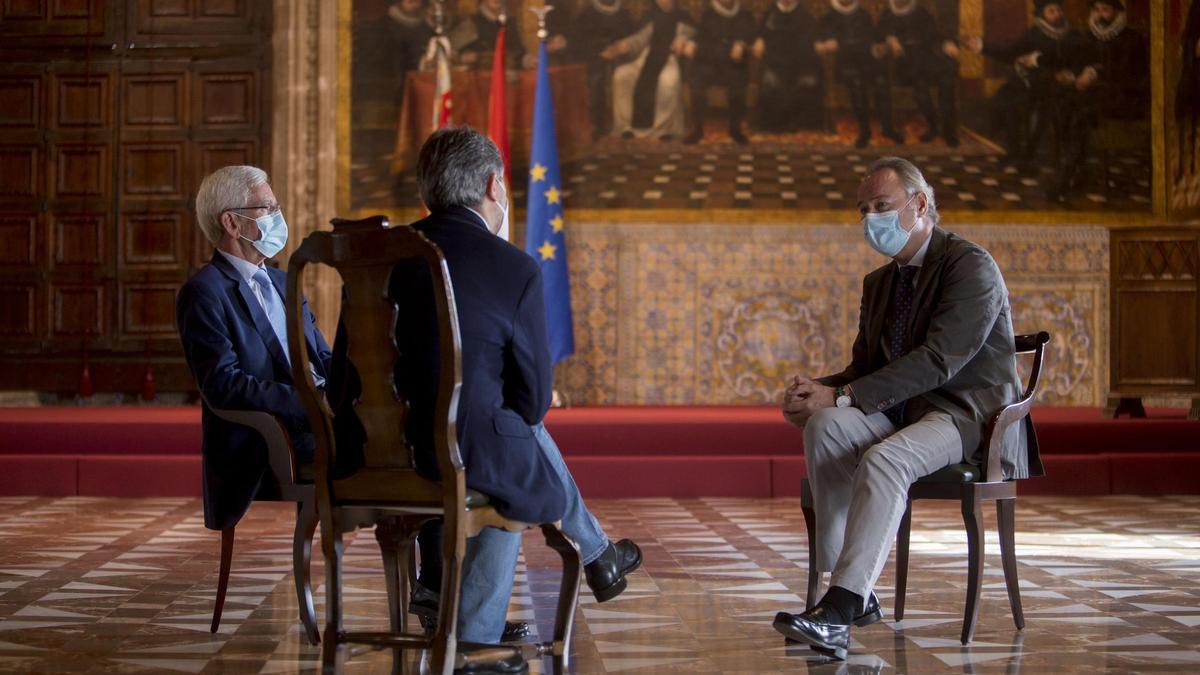 Los expresidents, Lerma y Fabra, durante su conversación con Alfons García, subdirector de Levante-EMV.
