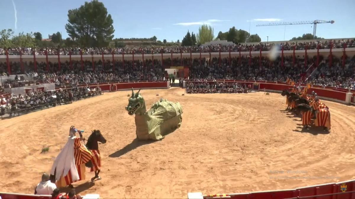 Un instante del combate entre San Jorge y el dragón en la plaza de toros de Alcañiz.