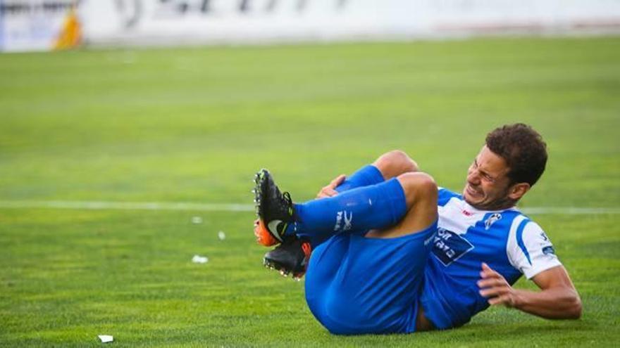 El jugador del Alcoyano Gato se lamenta el domingo durante el partido ante el Cartagena.