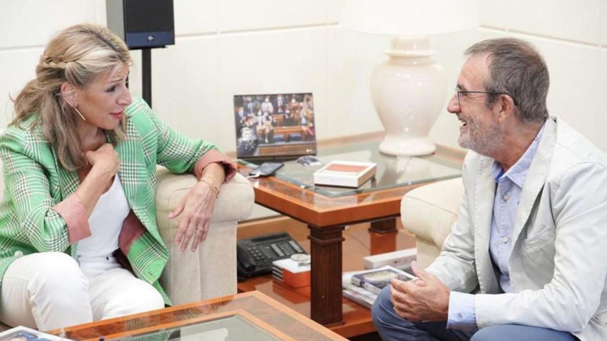 Yolanda Díaz con Juan Pedro Yllanes en una imagen de archivo, el verano pasado.