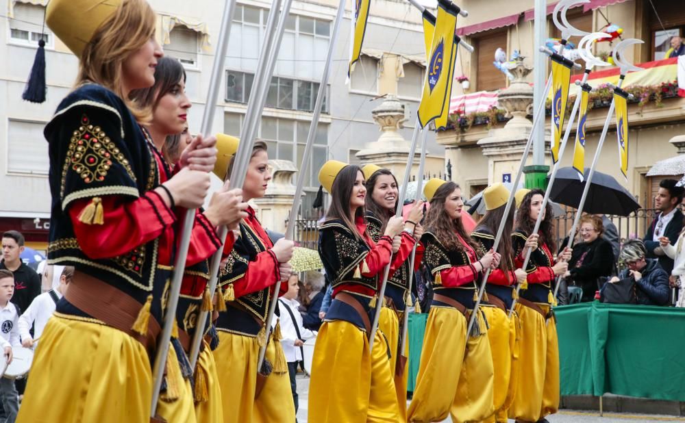 Los niños de todas las comparsas consiguen lucirse durante el Desfile Infantil a pesar del tiempo