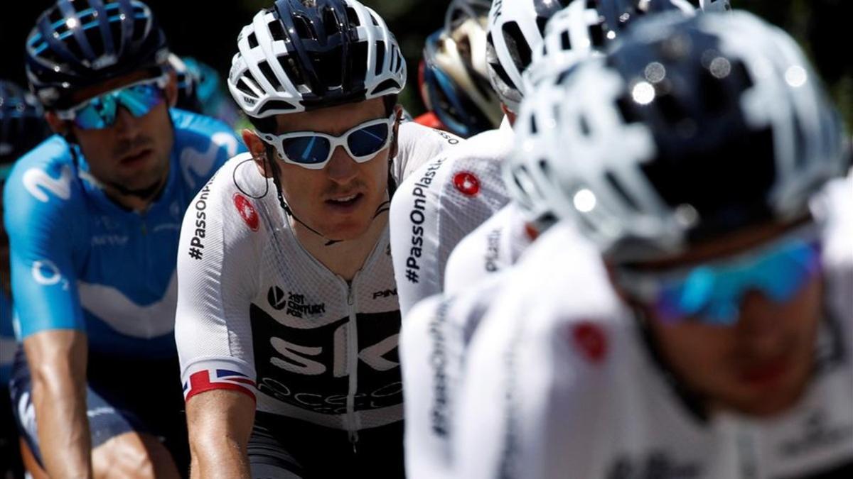 Geraint Thomas, a rueda de sus compañeros de equipo