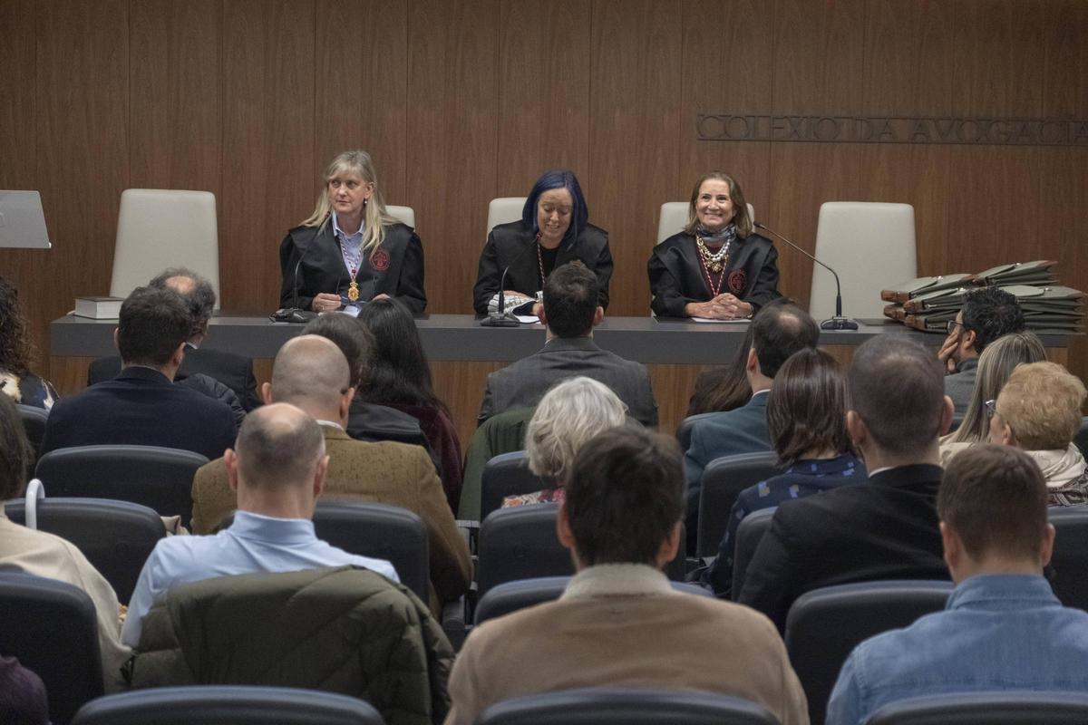 La decana, Marta Gómez, y otras integrantes de la junta de gobierno.