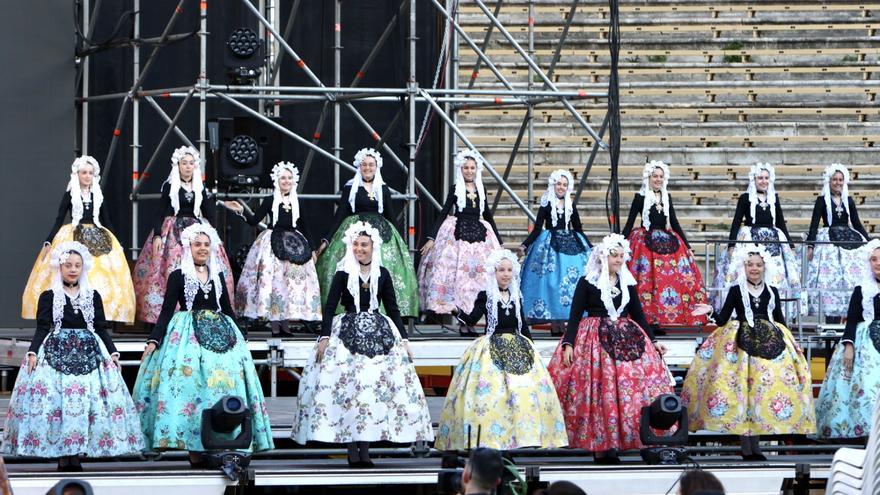 Ensayo de las candidatas infantiles a Bellea del Foc con traje de novia alicantina en la Plaza de Toros de Alicante