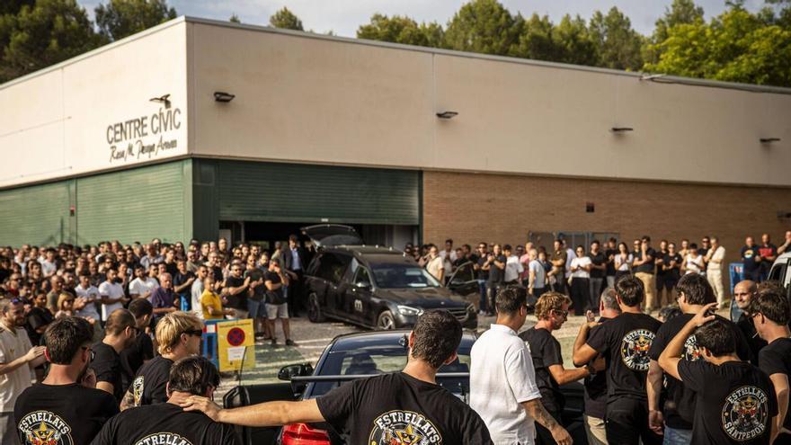 El funeral per Pau Simon deixa petit el centre cívic de Sant Martí de Torroella