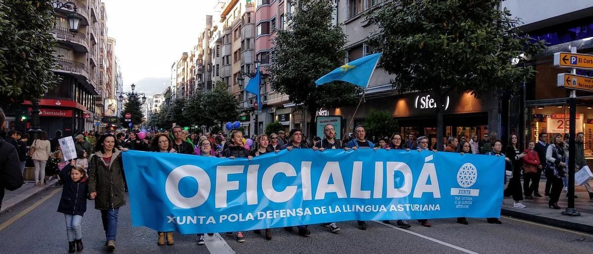 El naufragi de la negociació per la cooficialitat de l’asturià: ¿per què els partits la donen per «esgotada»?