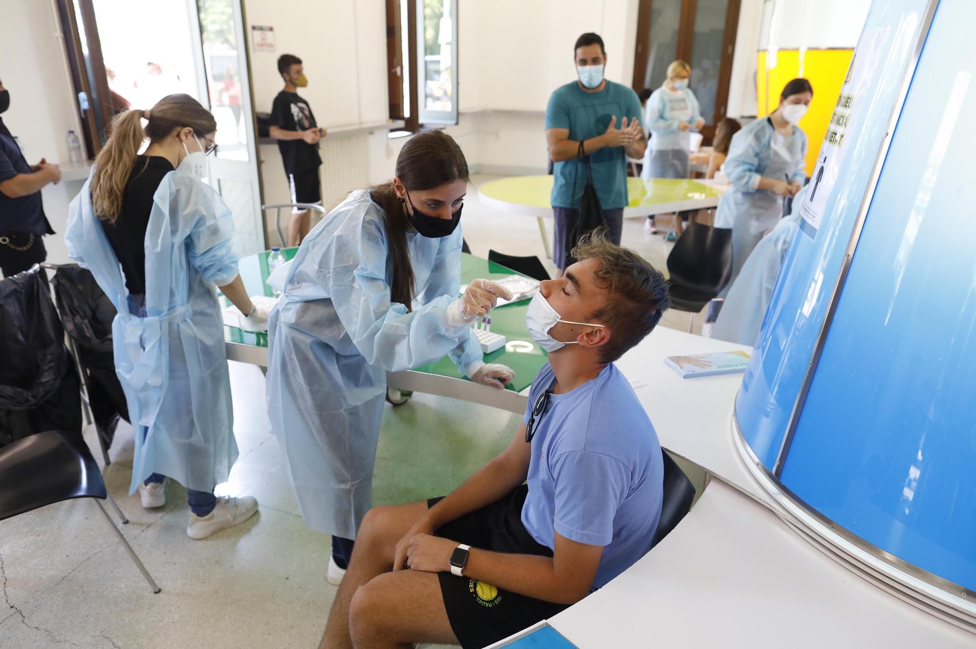 Cues a Girona per a fer-se el test i assistir al Canet Rock