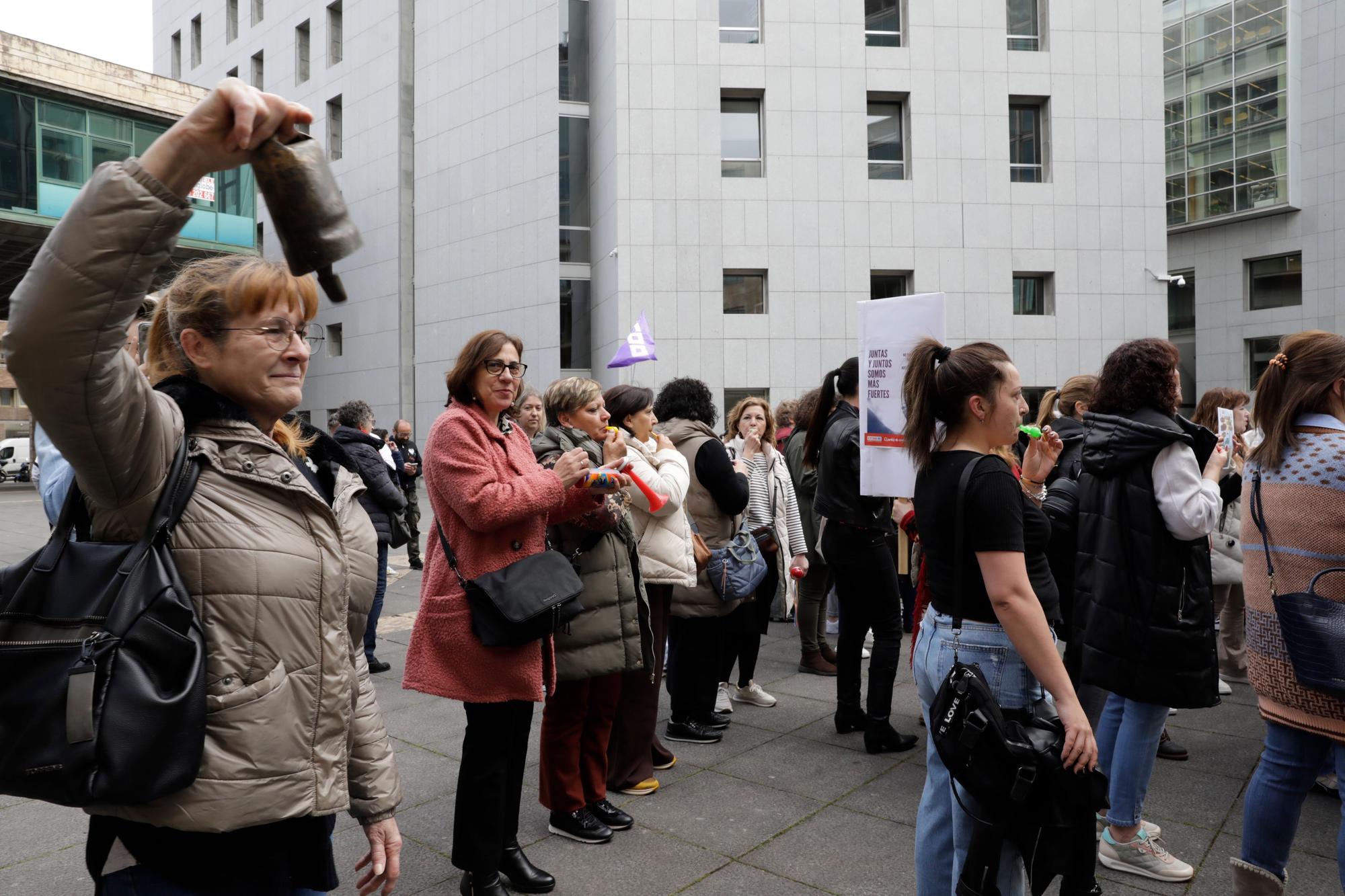 En imágenes: Multitudinaria protesta de los trabajadores del ERA: "Nuestras vacaciones no son un trueque electoral"