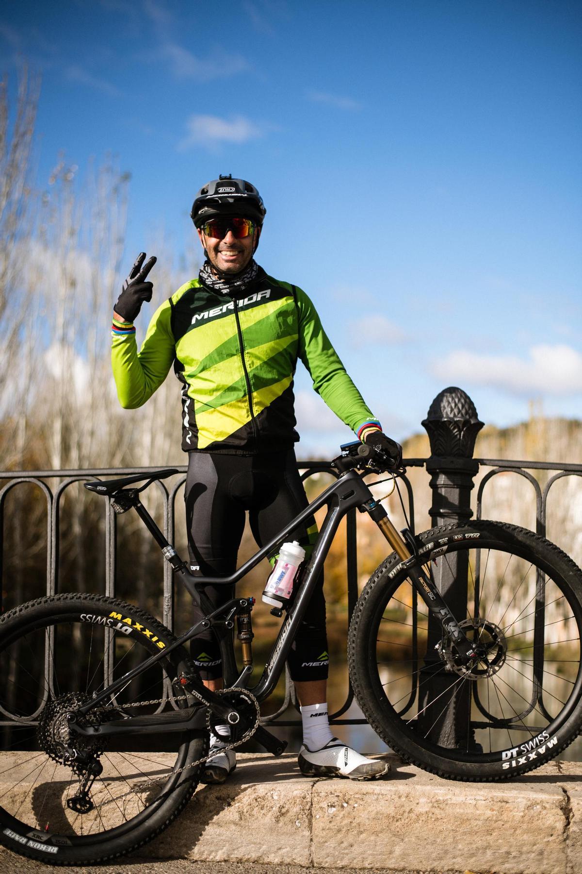 José A. Hermida, junto a su bicicleta Merida