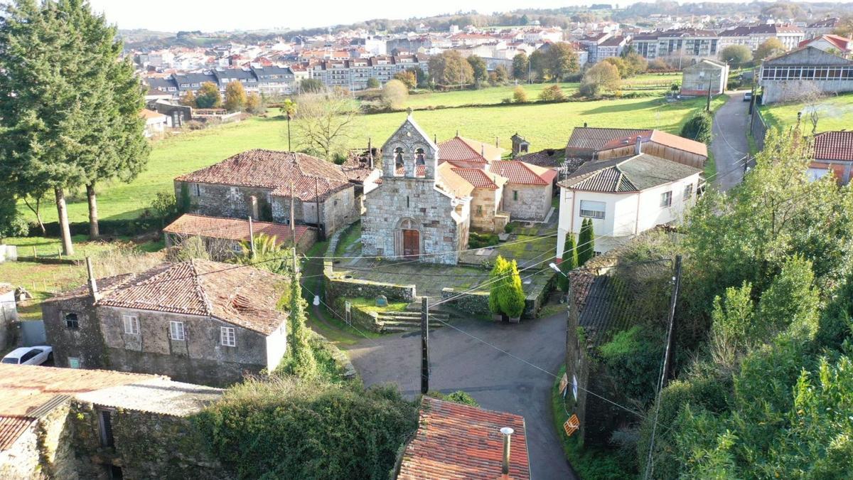 Vista aérea de el entorno de
la iglesia, con el casco 
urbano de Lalín al fondo.