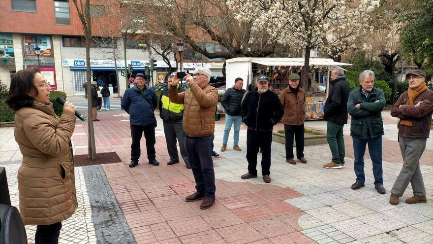 30 personas protestan contra el abandono de los barrios de Cáceres