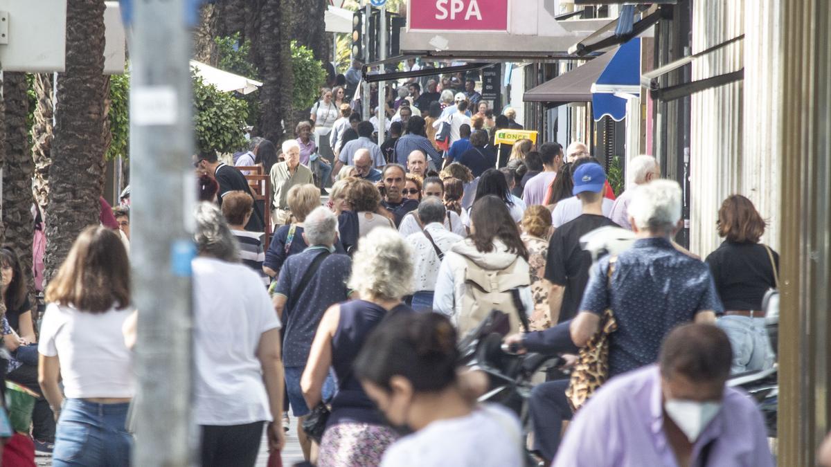 Decenas de personas pasean por la avenida Alfonso el Sabio.