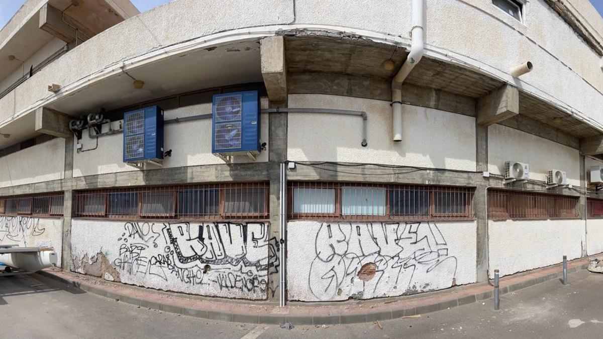 Lateral del edificio del IEO en San Pedro del Pinatar del que cayeron cascotes hace unos meses