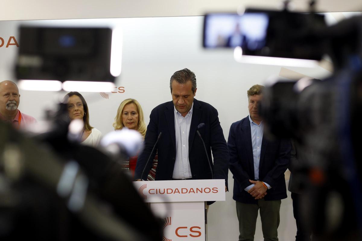El líder de Cs-Rú Aragón, Carlos Ortas, comparece ante los medios tras el batacazo electoral.