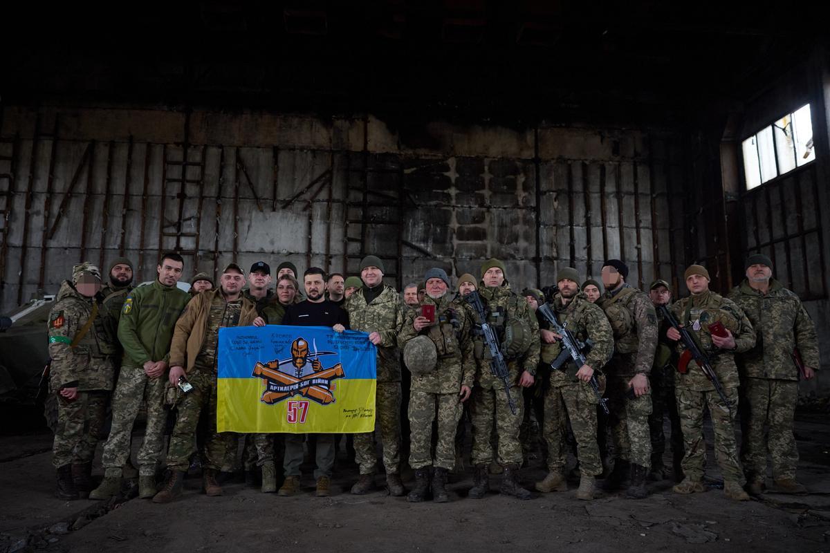 Zelenski visita a las tropas que defienden Bajmut