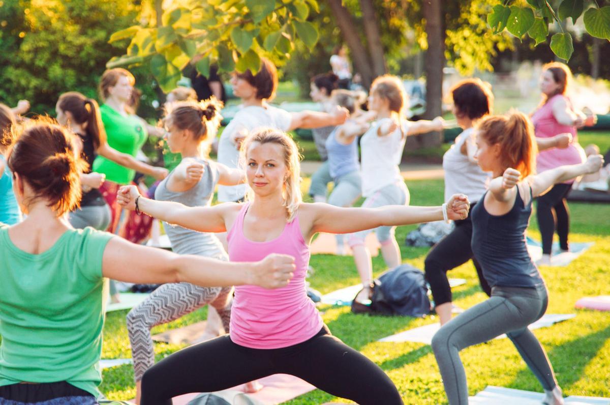 Un grupo de personas haciendo yoga en un parque