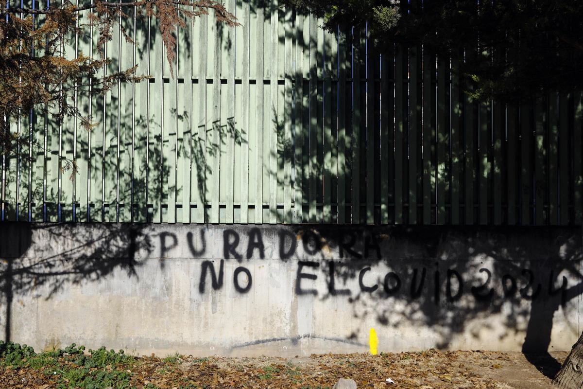 Pintada en el barrio contra la construcción de la nueva depuradora.