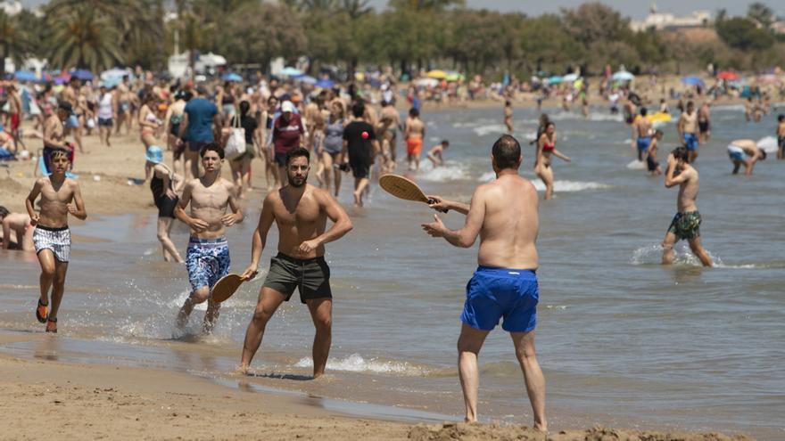 El puente y las altas temperaturas hacen que parezca agosto en la playa del Port de Sagunt