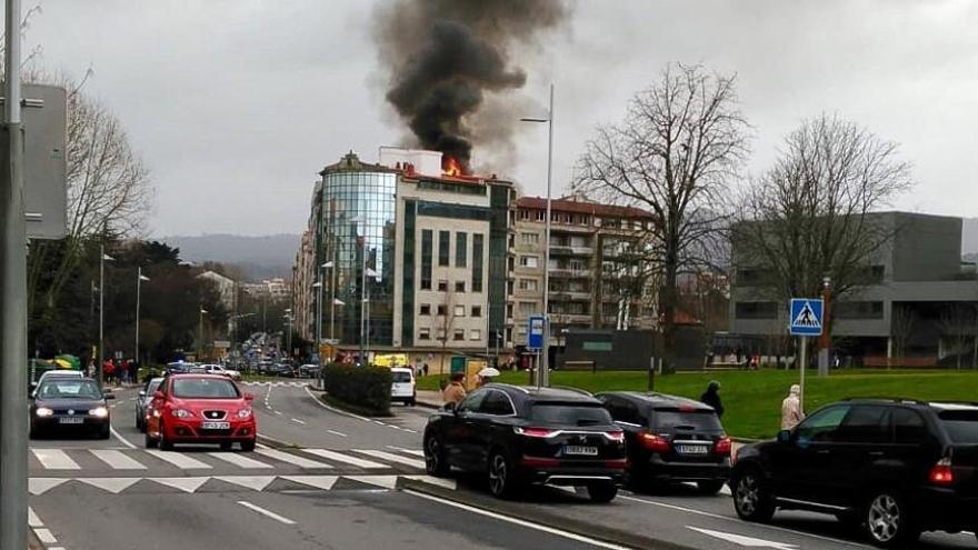 Un incendio en Campolongo obliga a desalojar tres edificios y genera una gran humareda