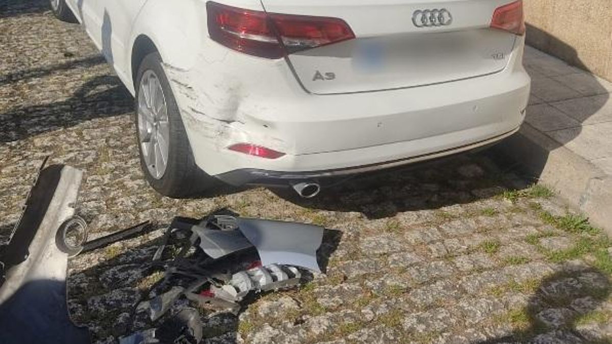 El vehículo que estaba aparcado, con trozos del infractor
