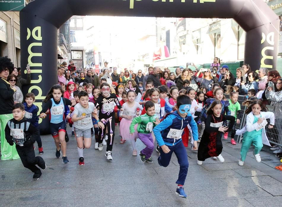 El centro de Vigo fue esta mañana una pista de atletismo improvisada para acoger la sexta edición de la Carreira Popular de Entroido