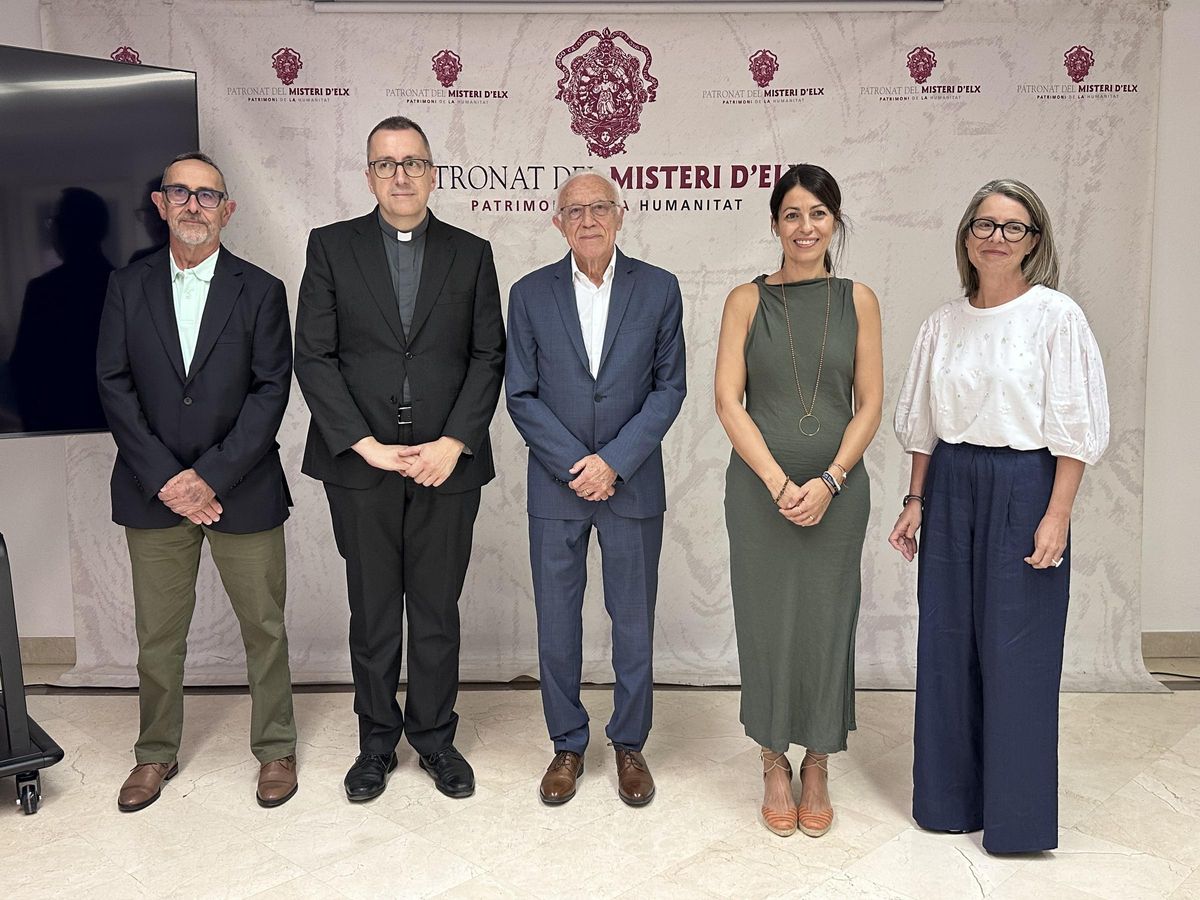 Jesús Andreu y Maria José López con el vicario Lucas Galvañ, el presidente del Patronato Francisco Borja y la edil Irene Ruiz