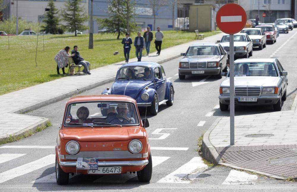 Decenas de automóviles de otras épocas tomaron las calles de Lalín con motivo de la VIII Ruta de Coches Clásicos do Cocido.