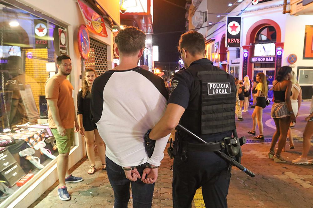 Una noche con la Policía en el West End en Sant Antoni (Ibiza)