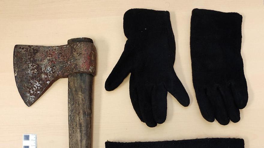 El hacha, los guantes y el pasamontañas que utilizaba el detenido.