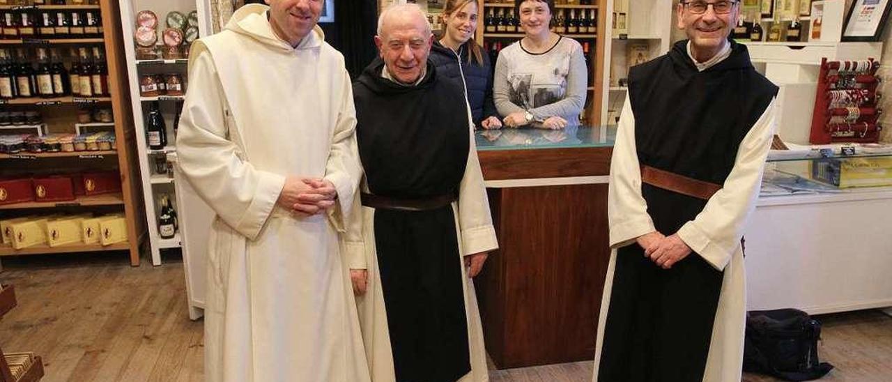 El padre Alfonso Lora (1º dcha.), con otros monjes, a su llegada a Oseira procedentes de Lugo. // Iñaki Osorio