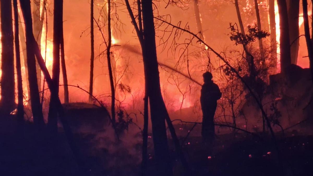 El fuego se extendió con rapidez durante la madrugada.